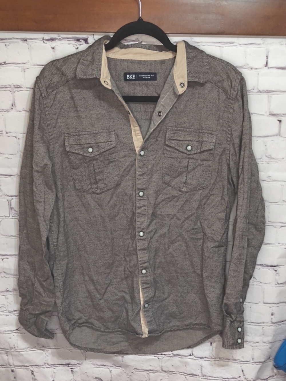 BKE Men’s Standard Fit Gray Button-Down Shirt with Contrast Cream Trim Size M AE